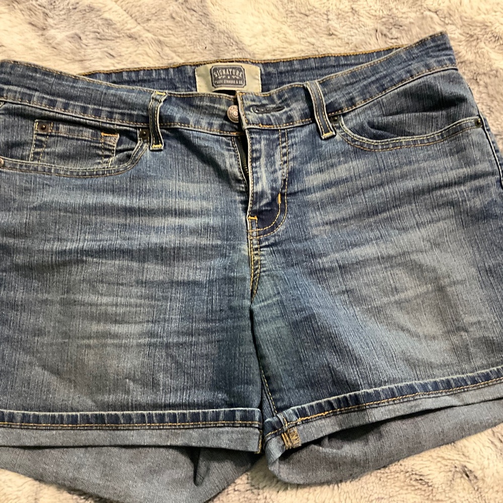 VINTAGE  LEVI’S SIGNATURE SHORTS ,size 4